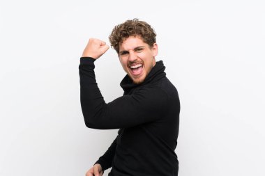 Izole beyaz duvar üzerinde Sarışın adam güçlü jest yapıyor
