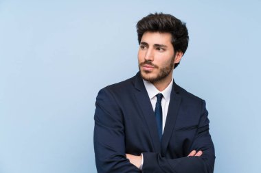 İzole mavi duvar portresi üzerinde işadamı