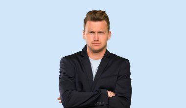 Sarışın yakışıklı adam üzgün hissediyorum