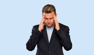 Baş ağrısı ile Sarışın yakışıklı adam