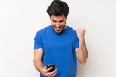 Cep telefonu kullaranarak yakışıklı adam