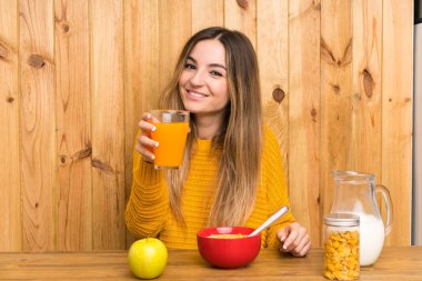 Mutfakta kahvaltı olan genç kadın