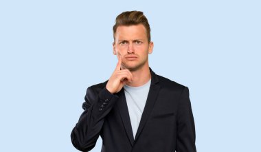 Sarışın yakışıklı adam ön arıyorsunuz