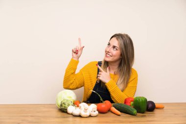 Bir sürü sebzeli kadın işaret parmağıyla işaret etmek harika bir fikir.