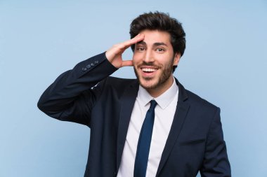 Izole mavi duvar üzerinde Işadamı sadece bir şey fark etti ve çözüm niyetinde