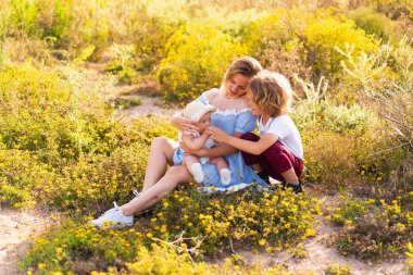 Mutlu aile dışarıda birlikte vakit geçiriyor. 