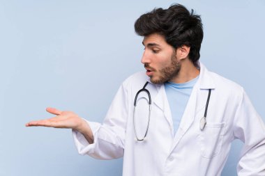 Avucunun içinde kopya alanı tutan doktor adam