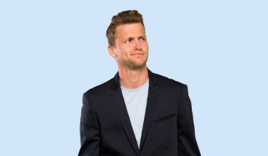 Yüz ifadesi ile sarışın yakışıklı adam