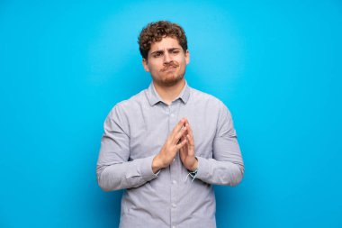 Mavi duvar bir şey entrikacı sarışın adam