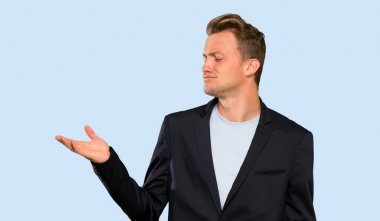 Sarışın yakışıklı adam şüpheleri ile copyspace tutan