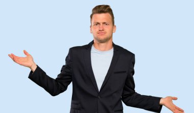 Sarışın yakışıklı adam bir şey anlamak için mutsuz