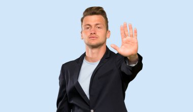 Sarışın yakışıklı adam stop jest yapma