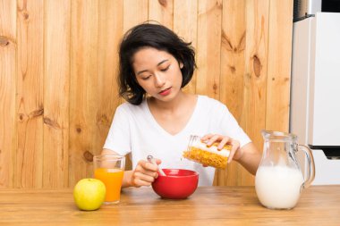 Asyalı Genç kadın kahvaltı