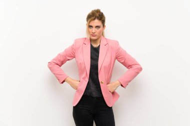 Pembe elbiseli genç sarışın kadın kızgın.