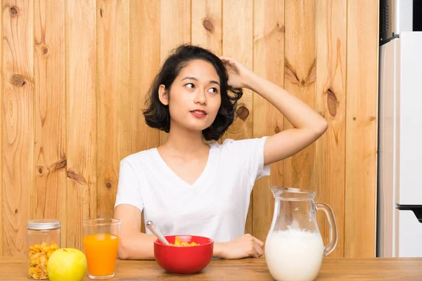Asiatische Junge Frau Beim Frühstück Milch Lachen — Stockfoto