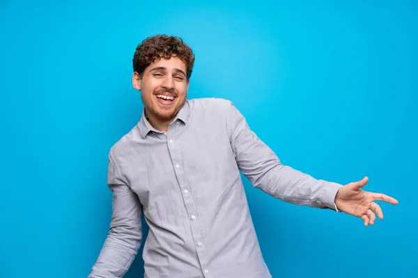 Blond Mann Blå Vegg Smiler – stockfoto