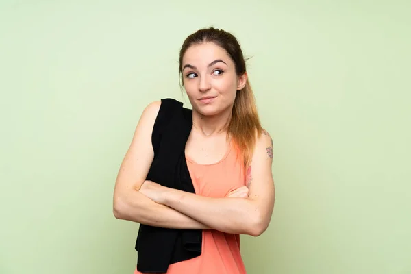 Jovem Mulher Esporte Sobre Parede Verde Fazendo Gestos Dúvidas Levantar — Fotografia de Stock