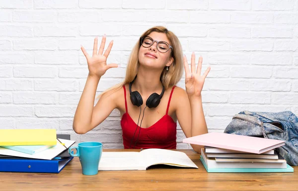 Adolescente Estudiante Chica Interior Contando Nueve Con Los Dedos — Foto de Stock