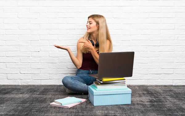 Menina Adolescente Sentada Chão Com Seu Laptop Segurando Copyspace Imaginário — Fotografia de Stock
