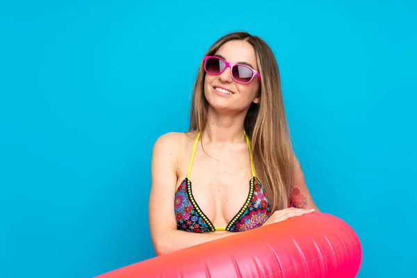 Jonge Vrouw Bikini Zomervakantie Opkijken Terwijl Lacht — Stockfoto