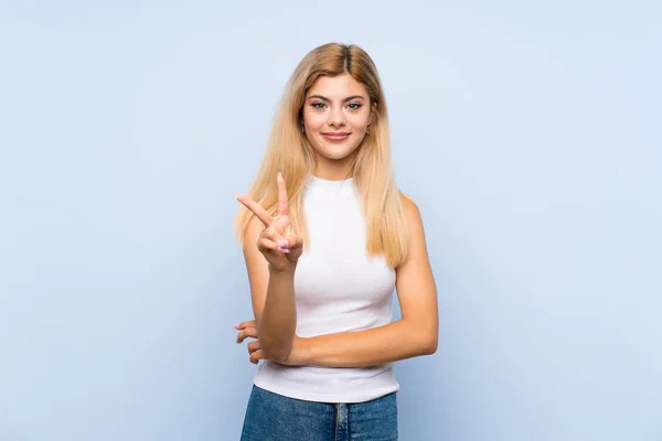 Adolescente Menina Sobre Isolado Fundo Azul Pensando Uma Ideia Olhar — Fotografia de Stock