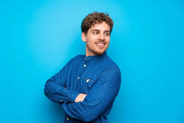 Homem Loiro Sobre Isolado Parede Azul Rindo — Fotografia de Stock