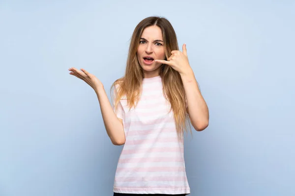 Mujer Joven Sobre Fondo Azul Aislado Haciendo Gesto Teléfono Dudando —  Fotos de Stock