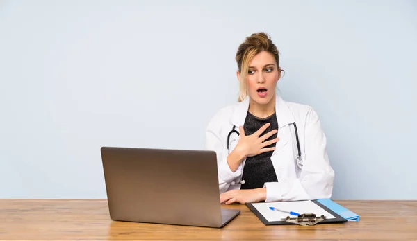 Mujer Doctora Rubia Sorprendida Sorprendida Mientras Mira Derecha —  Fotos de Stock