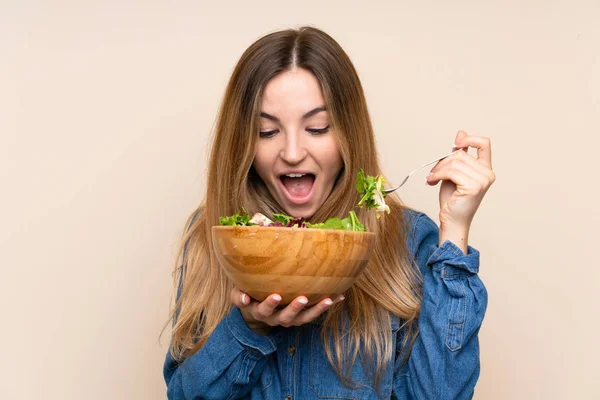 Junge Frau Mit Salat Vor Isoliertem Hintergrund — Stockfoto