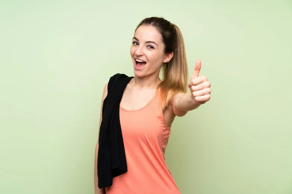 Jonge Sportvrouw Groene Muur Met Duimen Omhoog Omdat Iets Goeds — Stockfoto