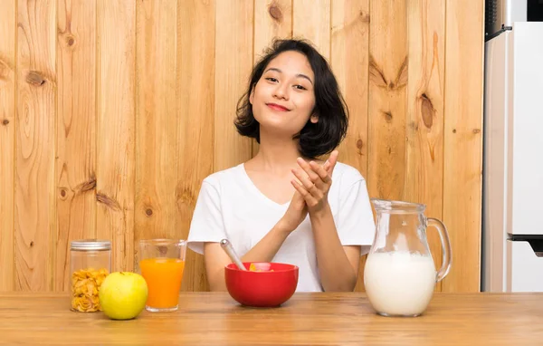Asiatische Junge Frau Mit Frühstück Milch Applaudieren — Stockfoto