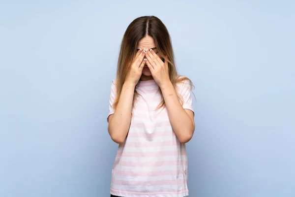 Jovem Mulher Sobre Fundo Azul Isolado Com Expressão Cansada Doente — Fotografia de Stock