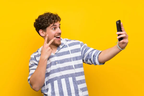 Blonder Mann Über Gelbe Wand Macht Ein Selfie — Stockfoto