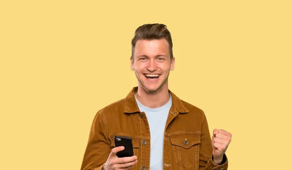 Loira Bonito Homem Com Telefone Posição Vitória — Fotografia de Stock