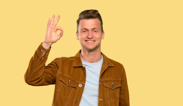 Sarışın Yakışıklı Adam Parmakları Ile Işareti Gösteren — Stok fotoğraf