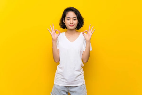 Asiatisk Ung Kvinna Över Isolerad Gul Mur Zen Pose — Stockfoto