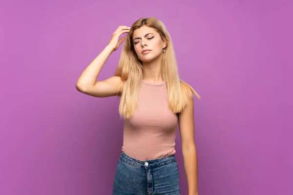 Adolescente Chica Sobre Aislado Púrpura Fondo Tener Dudas Mientras Rascarse — Foto de Stock