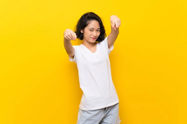 Asiática Joven Mujer Sobre Aislado Amarillo Pared Señala Dedo Usted —  Fotos de Stock