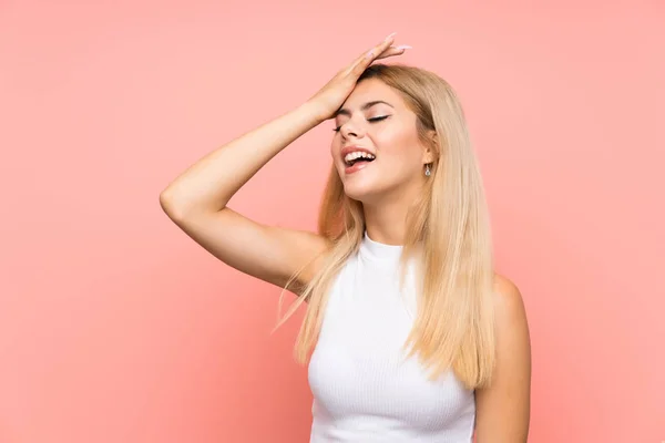 Adolescente Chica Sobre Aislado Rosa Fondo Riendo — Foto de Stock