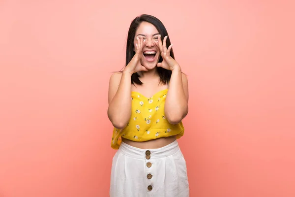 Joven Mexicana Sobre Pared Aislada Gritando Anunciando Algo —  Fotos de Stock