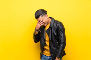 Izole sarı arka plan üzerinde genç adam çok gülümsüyor