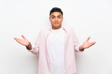 Izole beyaz duvar üzerinde genç adam yüz ifadesi karıştırarak şüpheleri olan