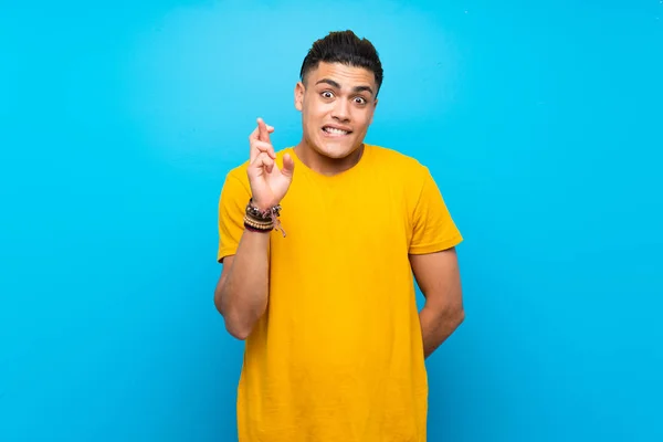 Junger Mann Mit Gelbem Hemd Über Isoliertem Blauem Hintergrund Mit — Stockfoto