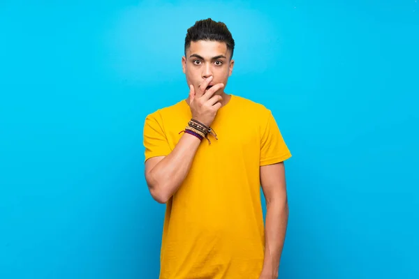 Jonge Man Met Geel Shirt Geïsoleerde Blauwe Achtergrond Verrast Geschokt — Stockfoto