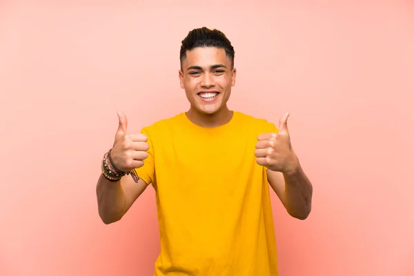 Junger Mann Mit Gelbem Hemd Über Isolierter Pinkfarbener Wand Mit — Stockfoto