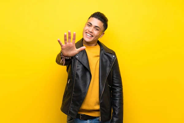 Mladý Muž Přes Izolované Žluté Pozadí Počítání Pět Prsty — Stock fotografie
