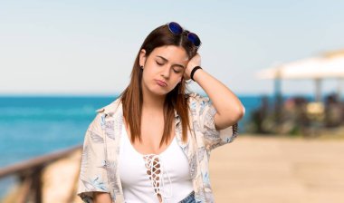 Yaz tatillerinde bikinili genç kadın hayal kırıklığı ve plajda anlayış değil ifadesi ile