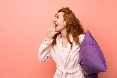 Gown redhead kadın ağzı tamamen açık bağırarak