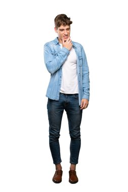 İzole beyaz arka plan üzerinde yan bakarak yakışıklı bir genç adam tam uzunlukta bir çekim