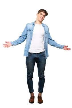 İzole beyaz arka plan üzerinde gülümseyen yakışıklı bir genç adamın tam uzunlukta bir çekim